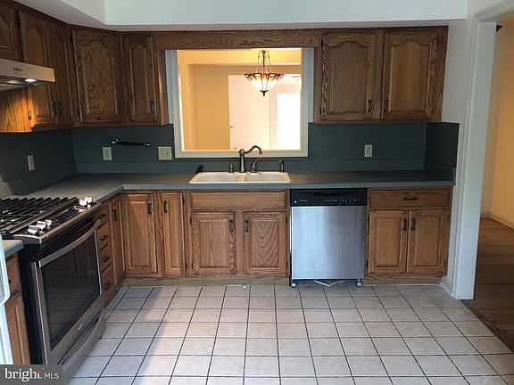 4th image of 1024 Lindsay Ln