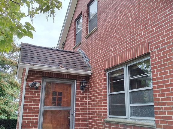 3rd image of 302 Gillette St Floor 1