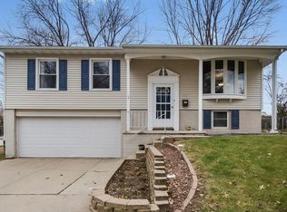 5438 Skyline Dr NW, Cedar Rapids, IA 52405