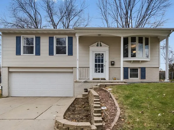 5438 Skyline Dr NW, Cedar Rapids, IA 52405