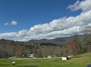 946 Gnatty Rd, Hayesville, NC 28904