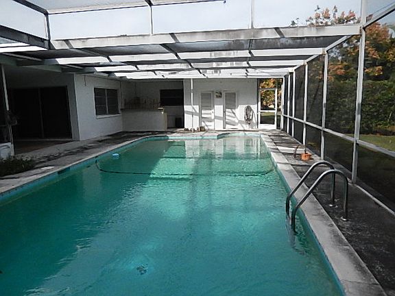 3rd image of 1585 Beverly Dr