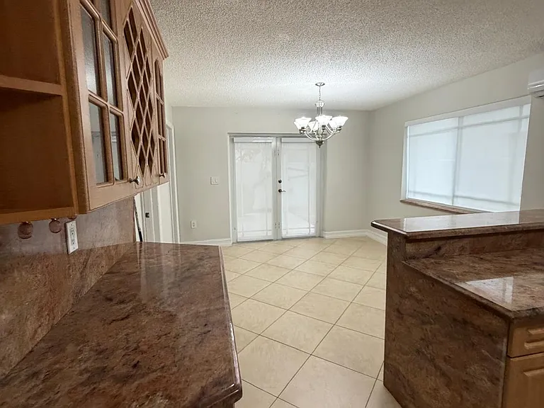 3212 SW 24th Ter — Photo 4