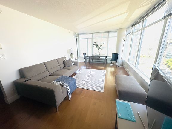 4th image of 888 Homer St