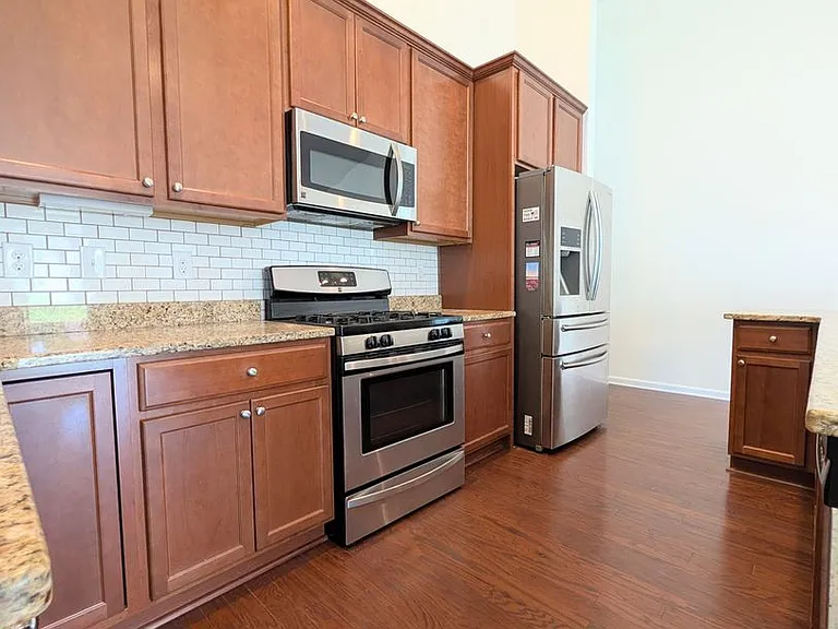 504 Cedar Lakes Dr — Photo 5