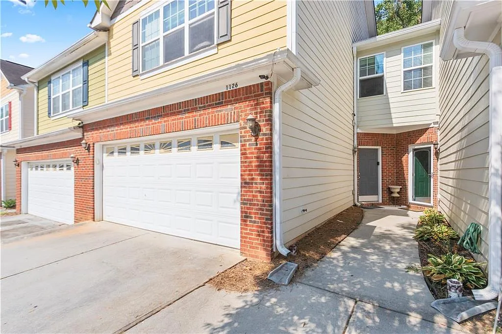 3 bed, 2.5 bath, 1724 sqft, $2,200 — Photo 2