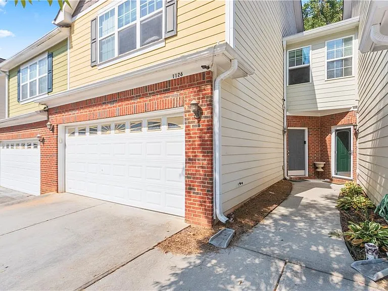 1126 Treymont Ln — Photo 2