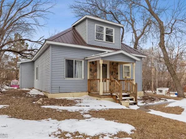 818 Center St, Enderlin, ND 58027