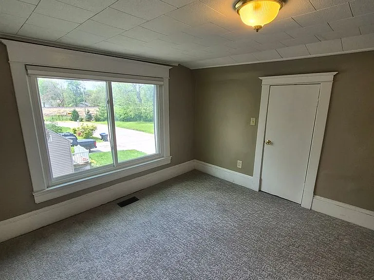 1001 S Hinshaw Ave — Photo 11