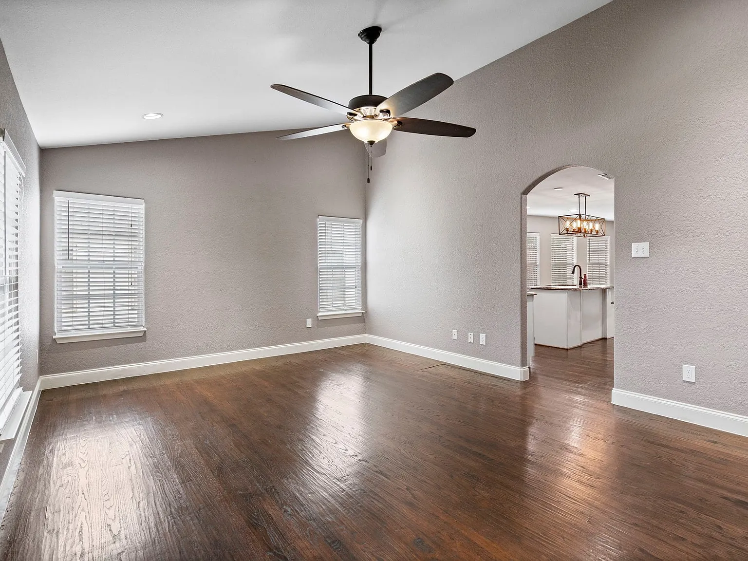 3 bed, 2.0 bath, 1516 sqft, $4,250 — Photo 3