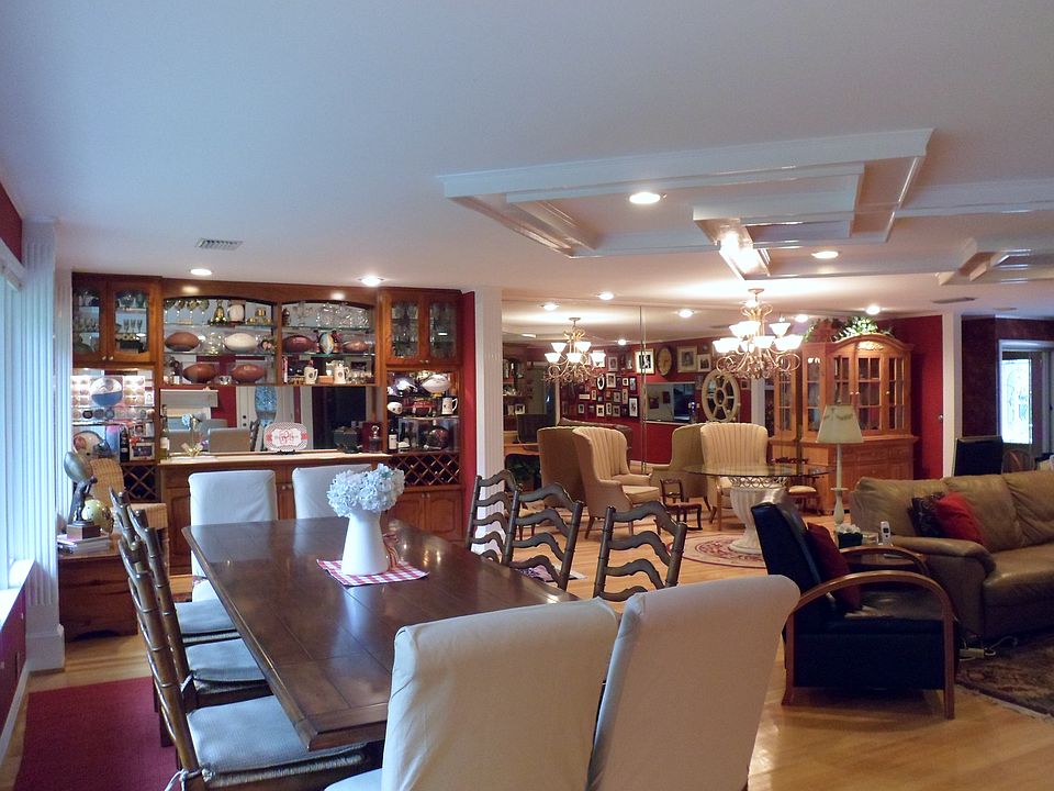 900 sq ft to Entertain!