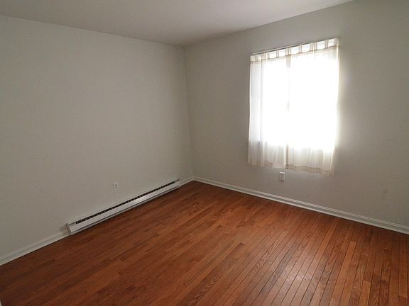 1st Floor Bedroom ( 2nd Bedroom)