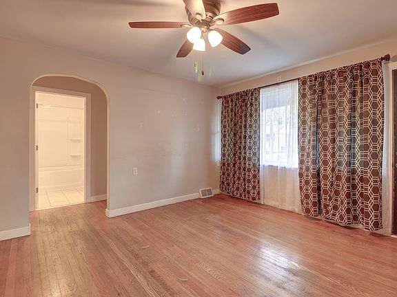 4th image of 701 W 10th St