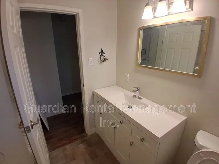 325 Albany St #2 — Photo 4