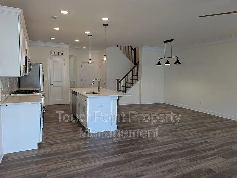 3 bed, 2.5 bath, 1817 sqft, $2,200 — Photo 3