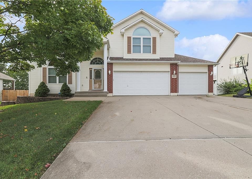 1st image of 2323 NE Summerfield Dr