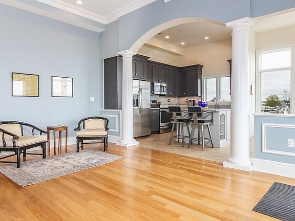 3rd image of 200 Harbour Close #516