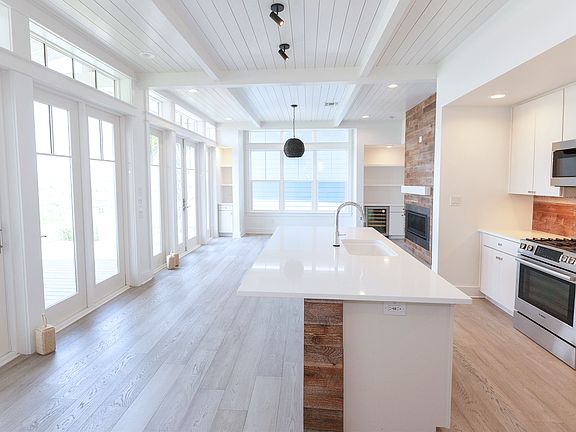 4th image of 600 Center Sq N Unit 6