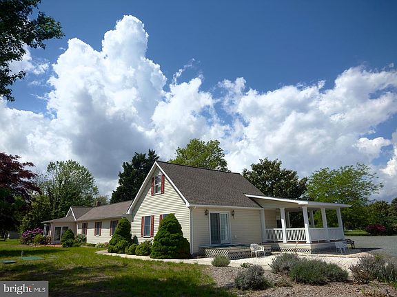 2nd image of 300 Hickory Ln