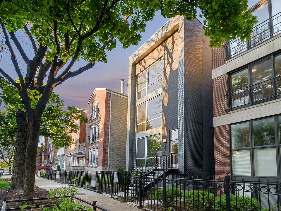 1st image of 2331 N Leavitt St #2