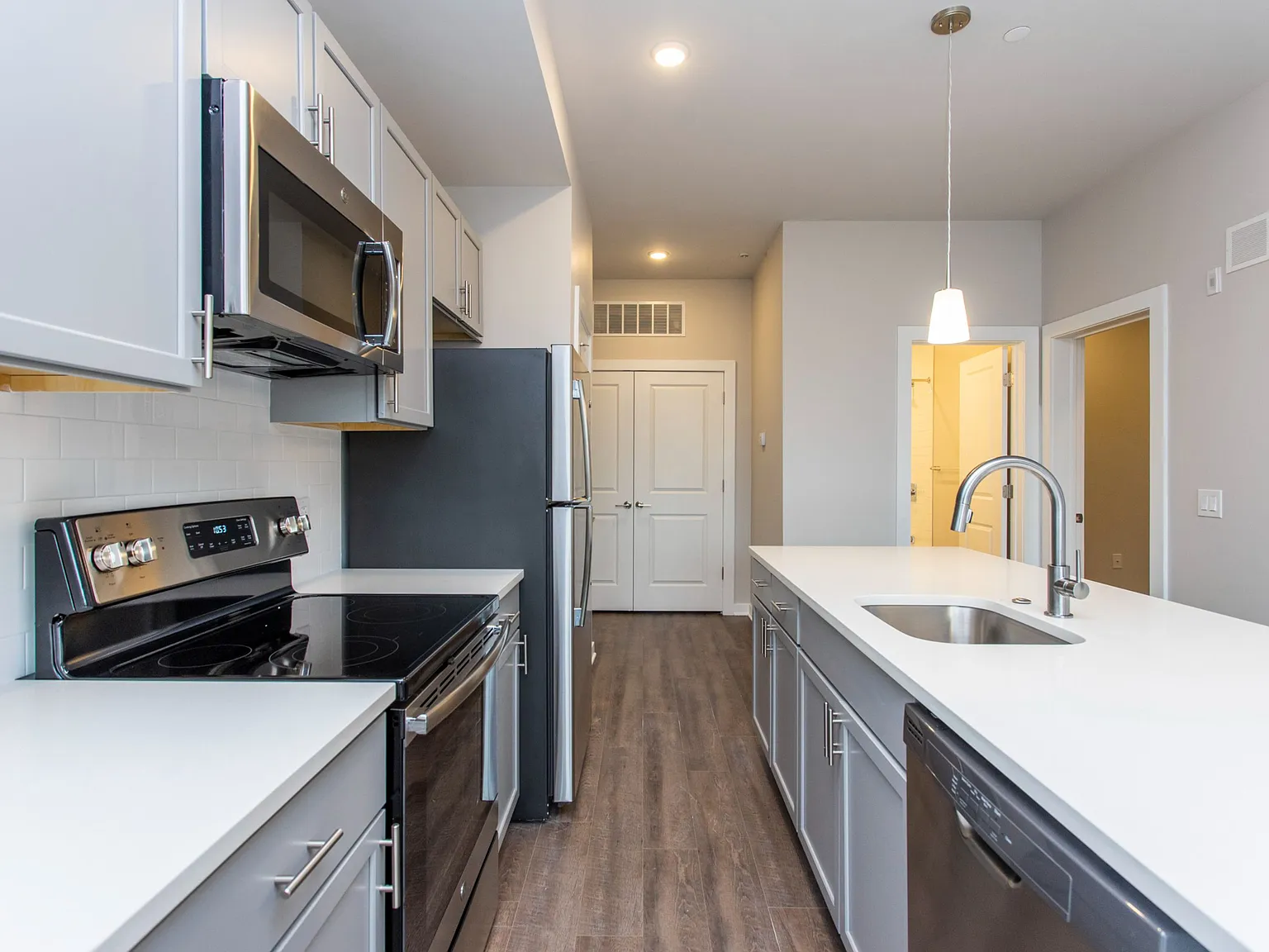 2 bed, 880 sqft, $1,750 — Photo 2