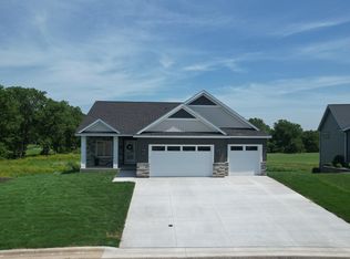 509 Golfview Ave, Zumbrota, MN 55992