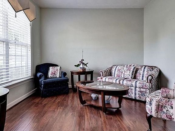 3rd image of 172 Old Carriage Way