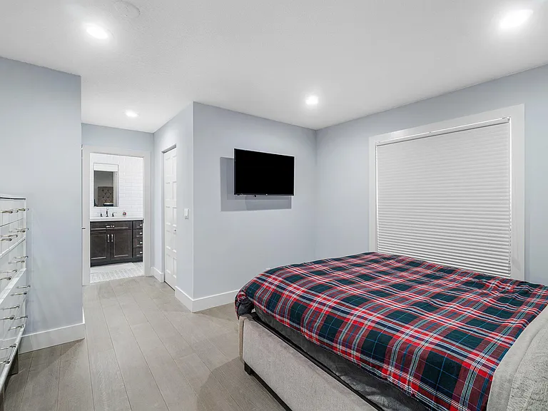 2404 NW 67th St — Photo 32