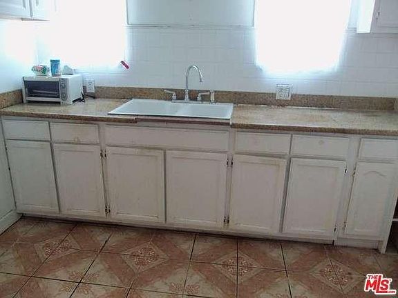 5th image of 2515 W 62nd St