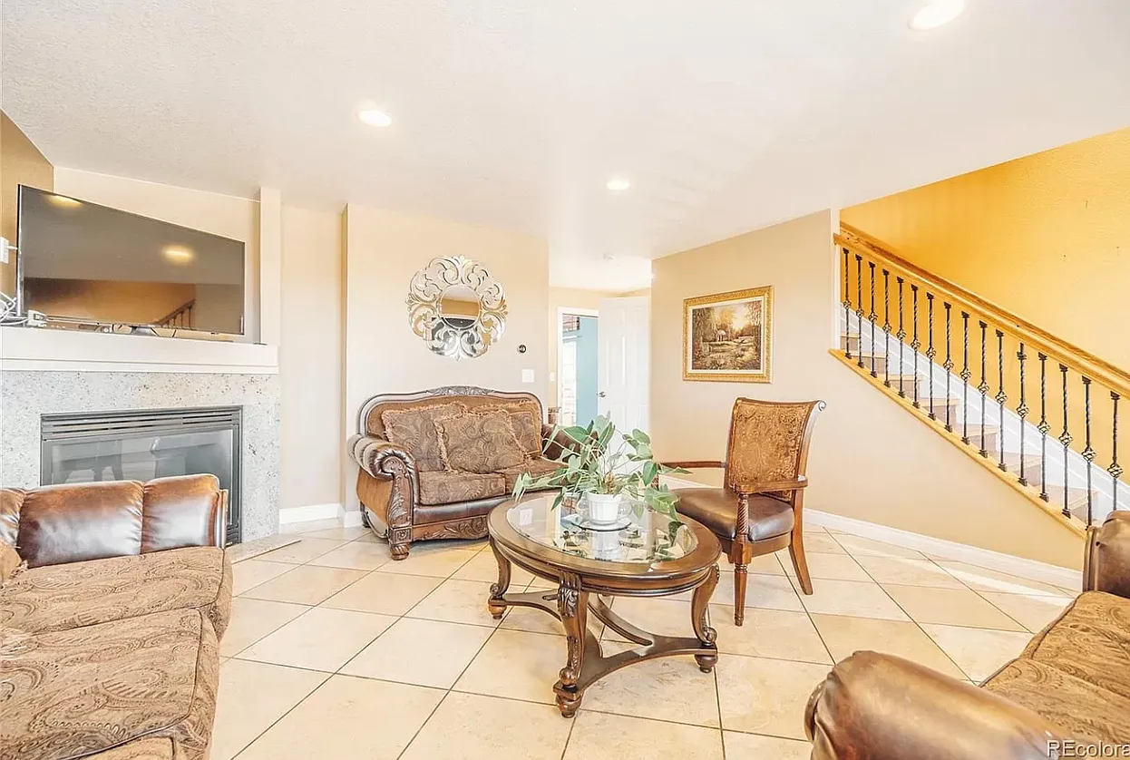5 bed, 2355 sqft, $3,300 — Photo 3