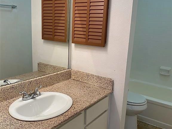 5th image of 5625 Antoine Dr Unit 811