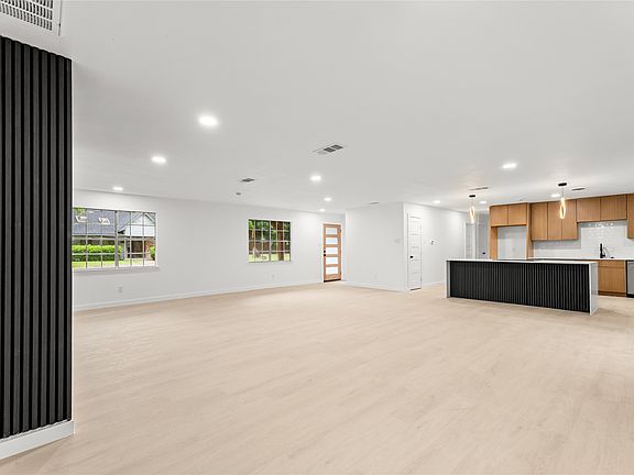 5th image of 110 Hackberry St