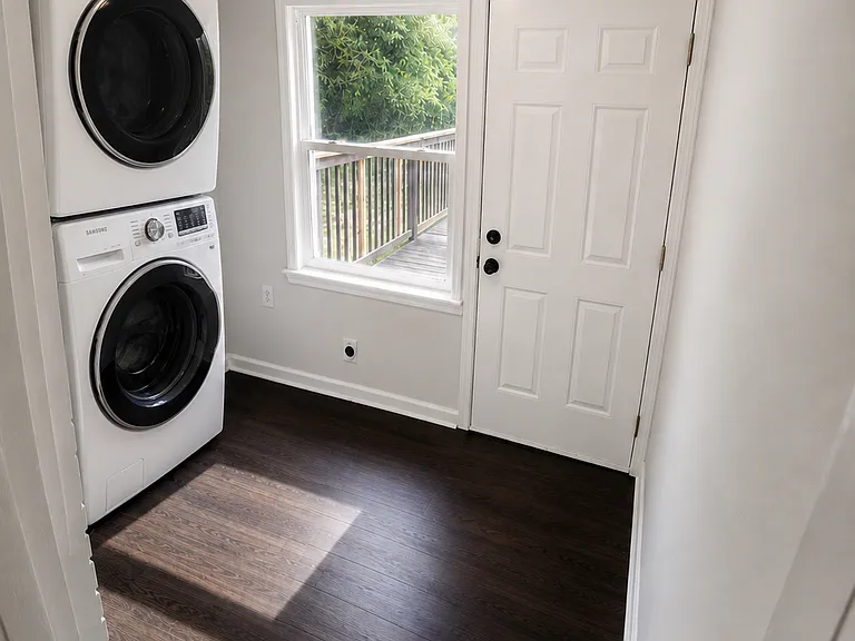 Laundry room furnished