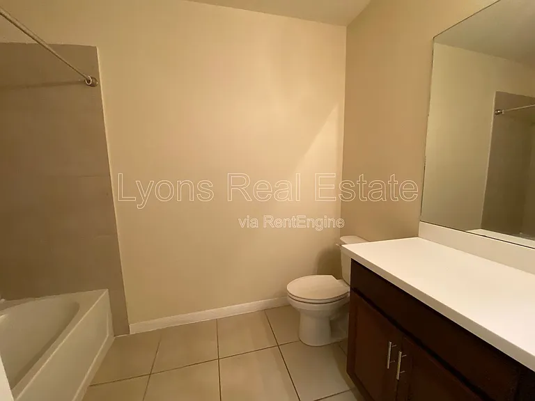 111 NW 9th St — Photo 7