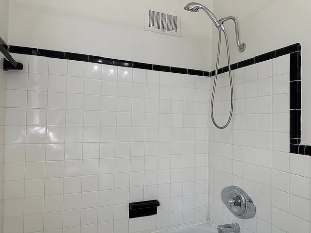 Bathroom 6'6" x 7'6"
