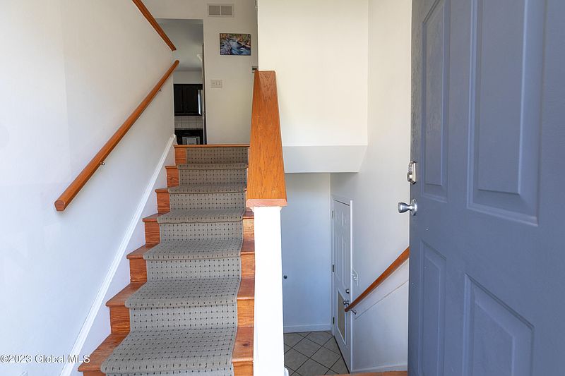 4th image of 28 Red Oak Lane