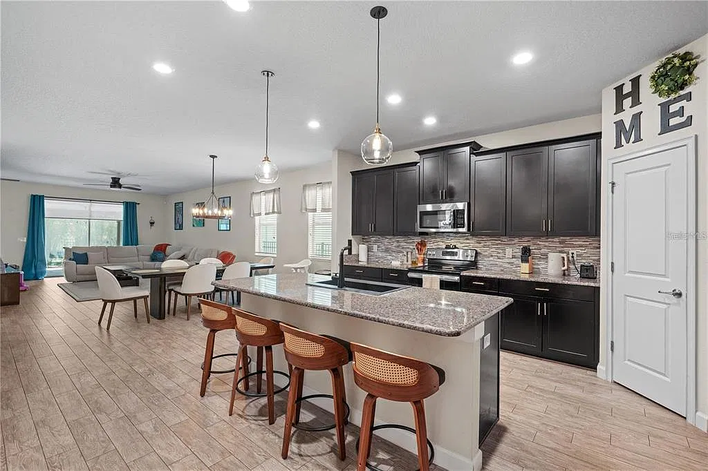 3 bed, 2.0 bath, 2089 sqft, $3,250 — Photo 4