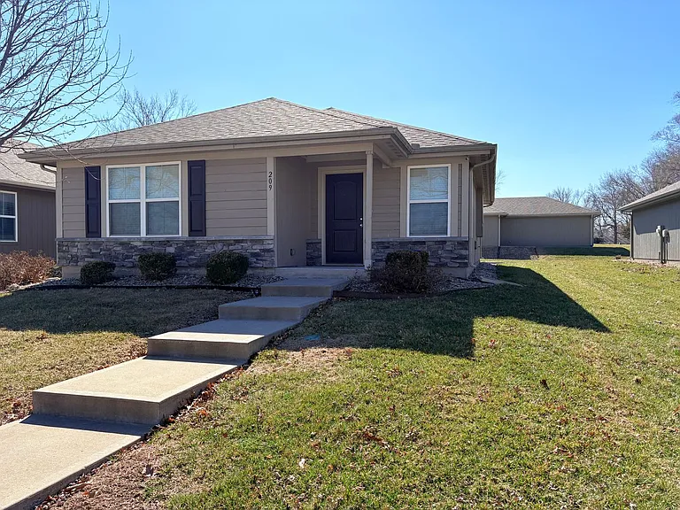 209 E Plum St — Photo 1