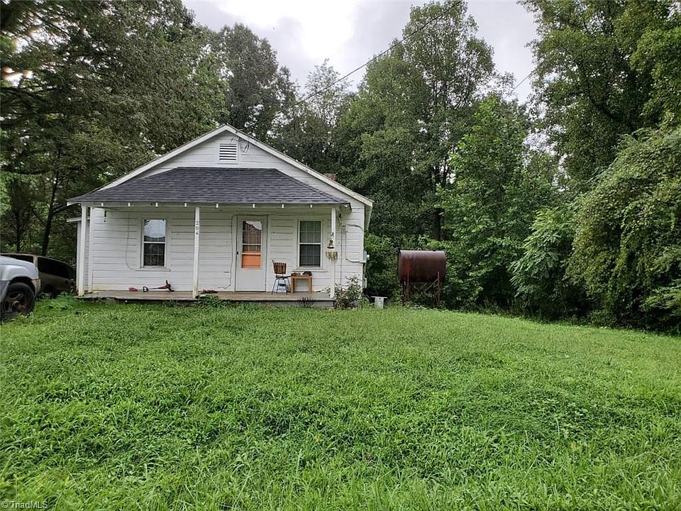 1st image of 204 Honeysuckle Dr