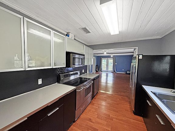 4th image of 126 Village Ln
