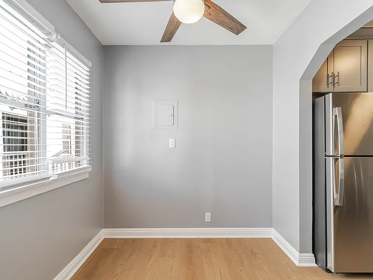 1049 Western Ave #B — Photo 6