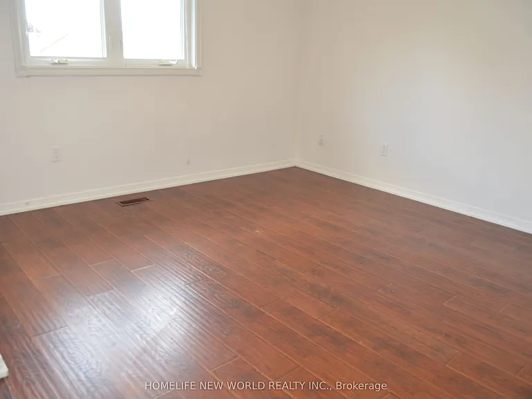 50 Adrian Cres — Photo 13