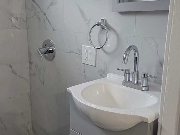 4th image of 1107 Cambridge St #2
