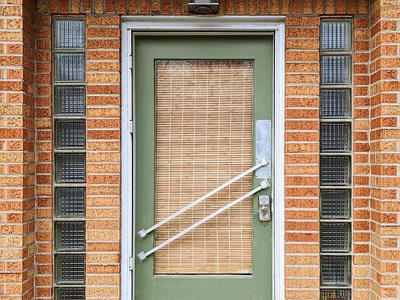 3rd image of 5568 Beechmont Ave #3
