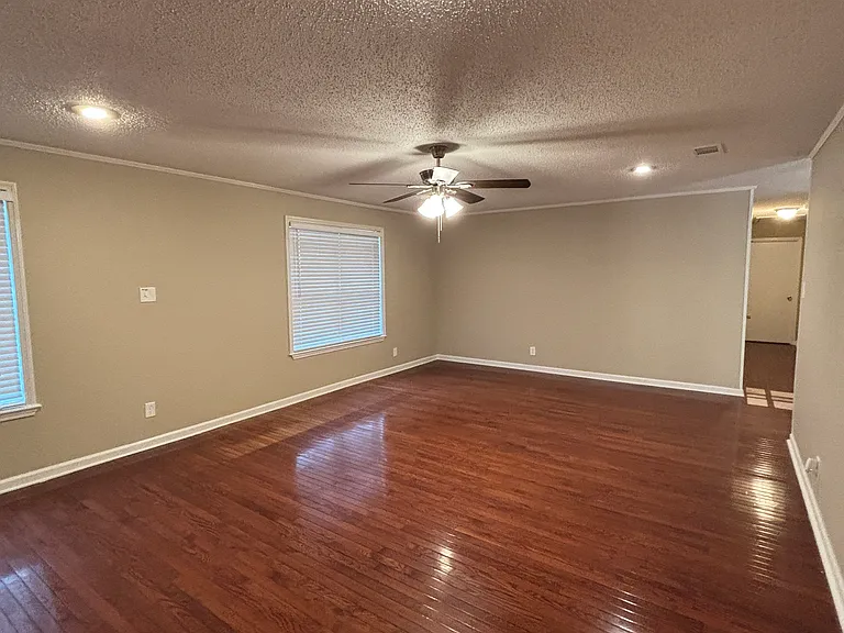 322 E Lee Ave — Photo 13