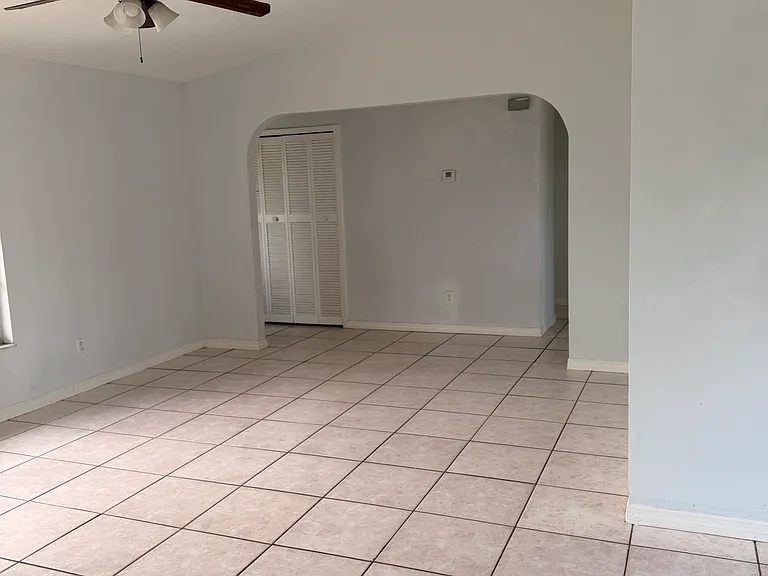 1133 SE Mendoza Ave — Photo 2