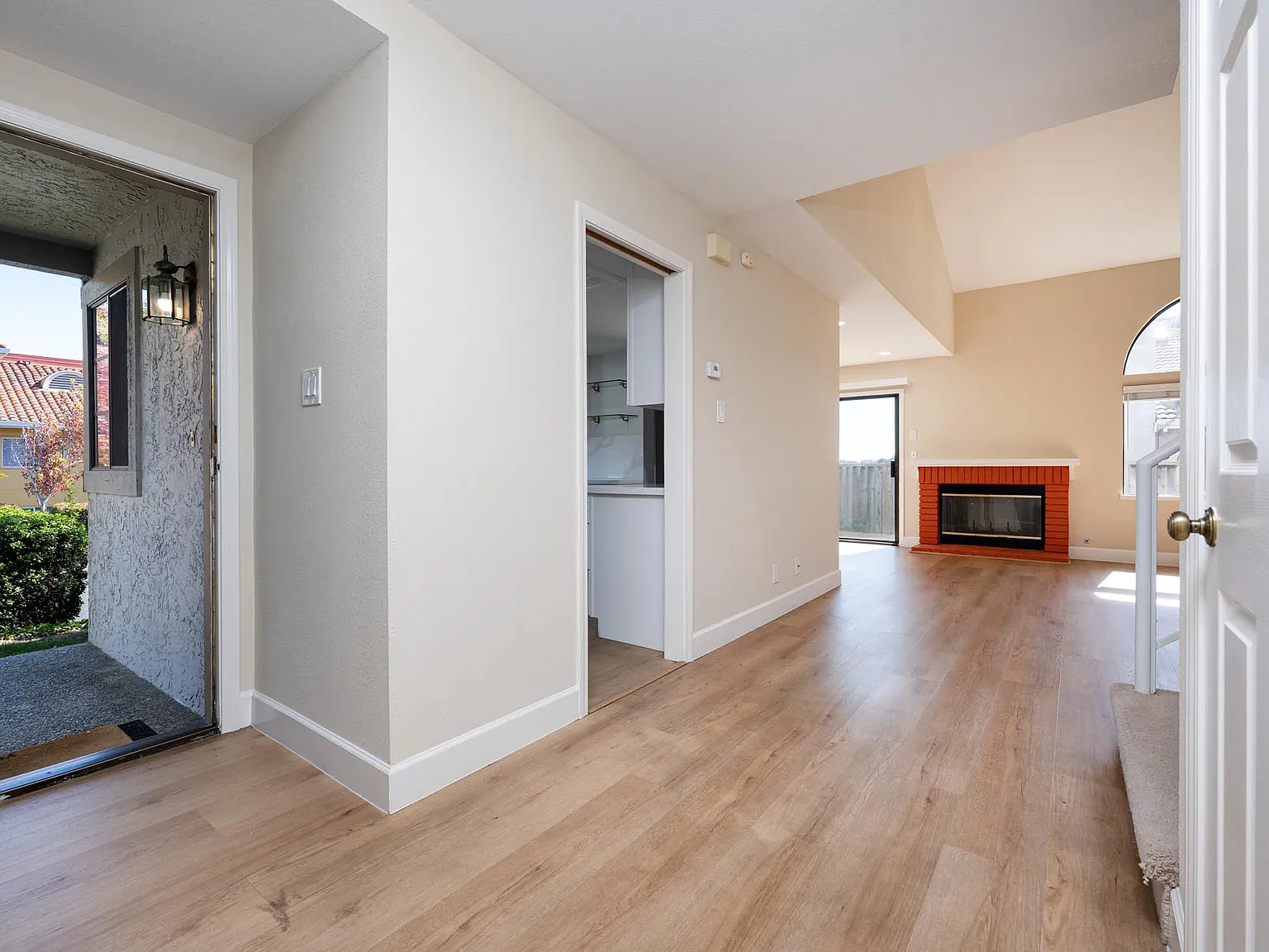 3 bed, 2.5 bath, 1730 sqft, $6,150 — Photo 3