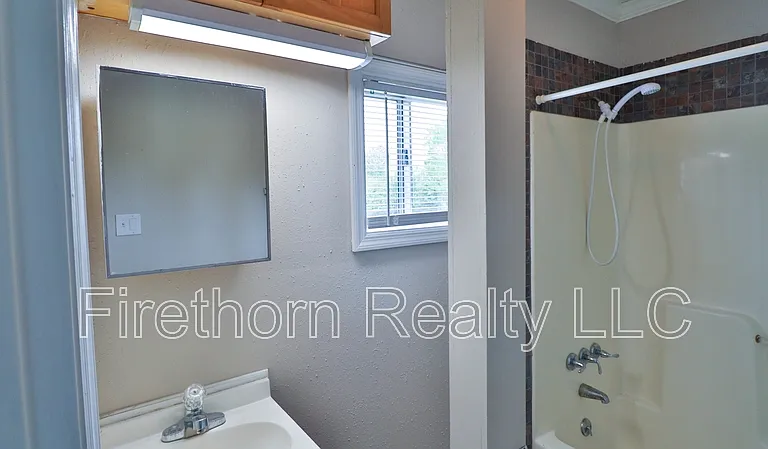 1400 Maple St — Photo 20