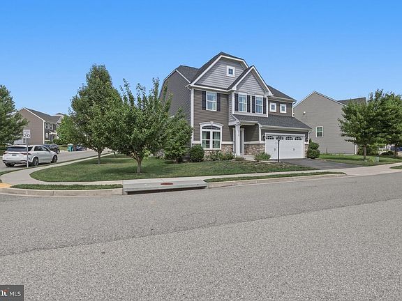 3rd image of 215 Monument Dr