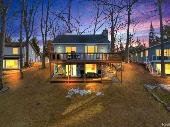 1617 S Ogemaw Trl, West Branch, MI 48661
